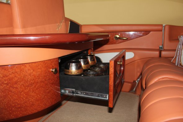 Во время реставрации в Packard обшили кожей салон. На заднем ряду сидений установили столик с мини-баром.