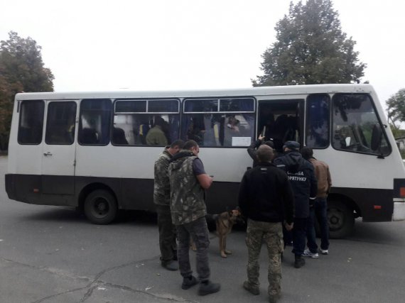 На Чернігівщині створили оперативний штаб по ліквідації наслідків вибухів на 6-му військовому арсеналі. Екстрено евакують із навколишніх сіл місцевих мешканців. На місце прибув прем'єр міністр Володимир Гройсман