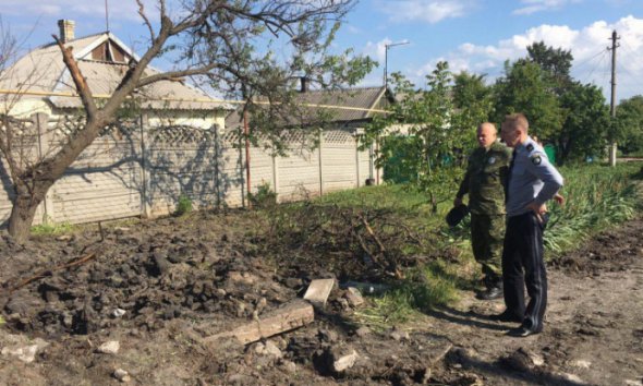 Обстреляный частный сектор города Красногоровка Донецкая область, 26 мая 2017