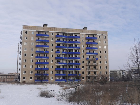 10 тис. жителів виїхали з міста Красногорівка, що за 5 км від Донецька. Населений пункт розташований на лінії розмежування між українськими військами і так званою ДНР. Щоночі над містом літають снаряди, оскільки найближчі позиції противника за 1,5 км у селищі Старомихайлівка. Час від часу під обстріл потрапляють будинки мирних жителів
