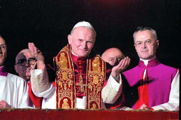 58-річний Папа Римський Іван Павло ІІ уперше з’являється на людях після обрання 16 жовтня 1978-го. Вітає вірян із балкона собору Святого Петра в Римі