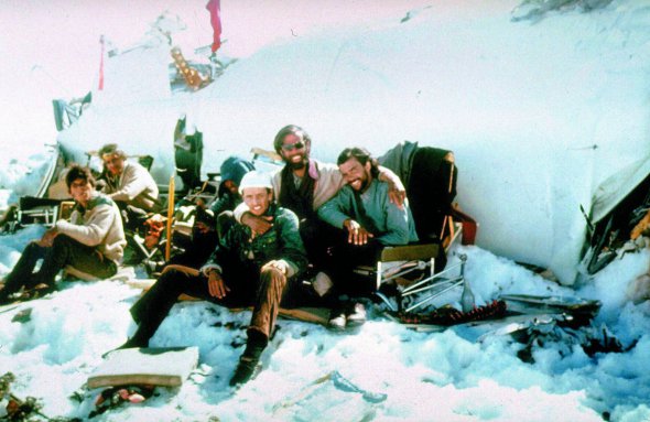 Пасажири літака FH-227, які вижили після авіакатастрофи в Андах 1972 року, сидять серед уцілілих речей на засніженій горі. У 40-градусний мороз на висоті 3,6 кілометра вони провели 72 дні. Щоб вижити, їли тіла загиблих