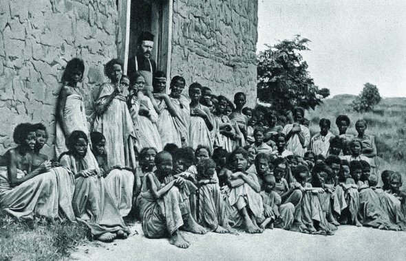 Монах Ян Бейзим (стоїть позаду у дверях) доглядав хворих на проказу в притулку біля столиці Мадагаскару Антананаріву. Тут жили цілими сім’ями.  Заражалися через антисанітарію. Здорові сусіди проганяли їх із сіл