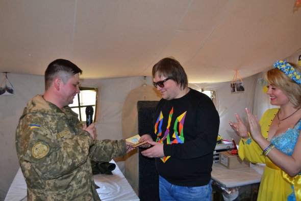 Іван Ганзера отримав кілька нагород від військових у зоні бойових дій