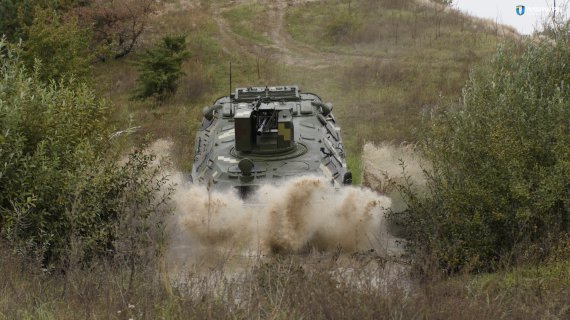 На международной выставке оружия Украина представила обновленную боевую машину БТР-70Д (GM). Бронетранспортер имеет новые двигатели от американской корпорации General Motors, боевой модуль "Дельта" с 23-мм автоматической пушкой и 7,62-мм пулемет, цифровую систему управления огнем