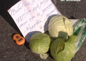 Вінницький фермер в знак протесту почав торгувати капустою під стінами облради