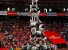 Група "Кастелери де Санс" будують людську вежу на конкурсі Кастель в Каталонії