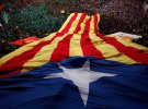 Люди держат "Эстеладу" - сепаратистский флаг Каталонии