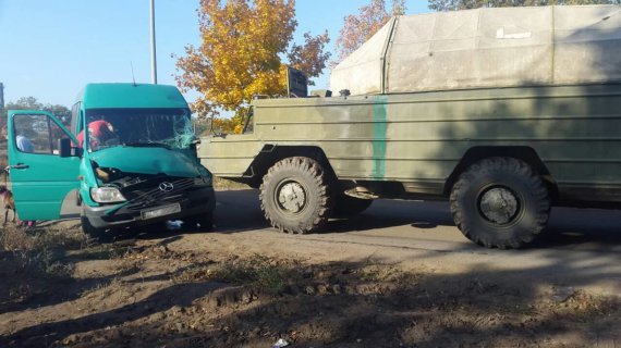 В поселке Мелиоративное Днепропетровской области военный автомобиль врезался в маршрутку