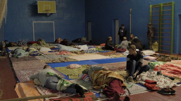 Люди из эвакуированных территорий разместились на ночлег в спортивном зале школы № 17