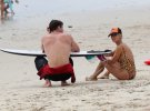 Эльза Патаки весело провела время с супругом Крисом Хемсвортом на побережье океана