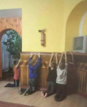 Вихователь дитячого санаторію на Хмельниччині змушував дітей стояти на колінах, аби вони заспокоїлися перед сном. Про це розповів один із вихованців закладу, якому вдалося зробити фото і втекти