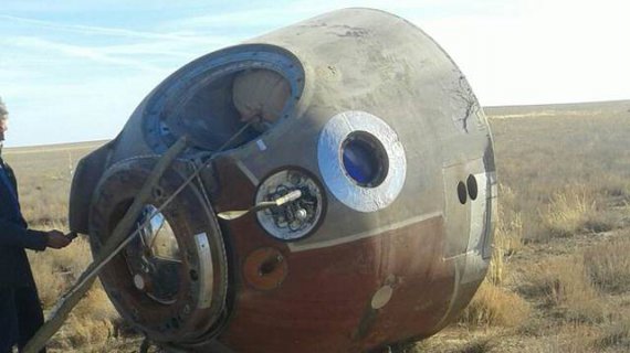 В сети опубликовали фото спасательной капсулы после приземления и самых космонавтов