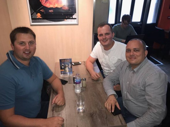 Антон Угляр (в центре) с друзьями Александром и Дином в кафе Belgique 