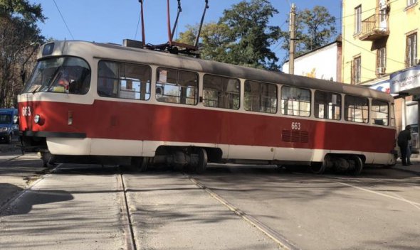 В Каменском трамвай выбросило с рельсов