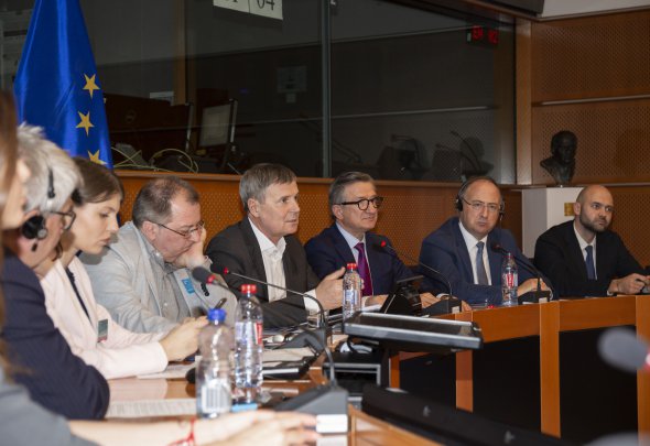 Народний депутат України Сергій Тарута (третій справа) в Брюсселі в ході візиту до Європейського парламенту обговорив європерспективи України