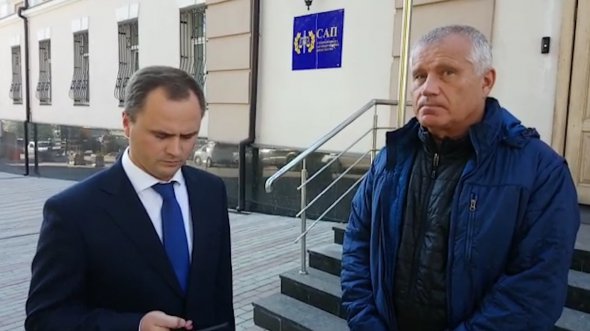 Павел Скаленко (справа) с адвокатом Александром Усовичем у САП