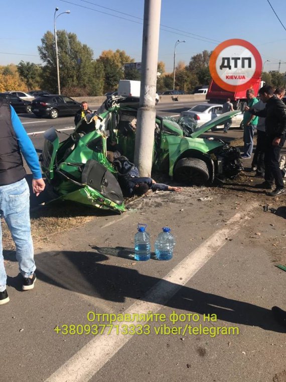 Киев: водитель иномарки влетел на высокой скорости в столб с 5 пассажирами
