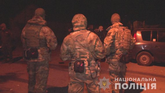 В Одесі затримали 5 членів банди, яку підозрюють у вимаганнях, розбійних нападах та викраденнях людей. Діяли під виглядом поліцейських