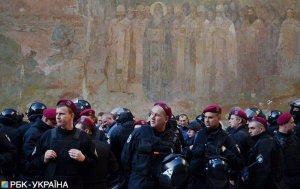 В Киеве полиция задержала больше сотни молодых людей спортивного внешности. Фото: РБК-Украина