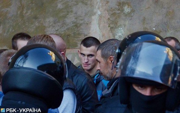 У Києві поліція затримала більше сотні молодиків спортивної зовнішності. Фото: РБК-Україна