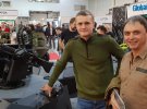 Игорь Луценко и Игорь Лапин позируют возле бойогового модуля ''Шабля" на выставке ''Оружие и безопасность''