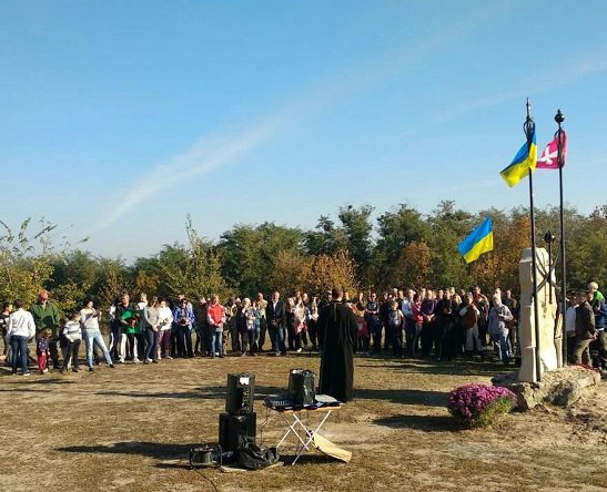 У Трахтемирові на Канівщині відкрили пам’ятний знак на честь 400-річчя перемоги над московитами. Фото: cossackland.org.ua