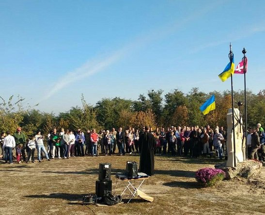 В Трахтемирове на Каневщине открыли памятный знак в честь 400-летия победы над московитами. Фото: cossackland.org.ua
