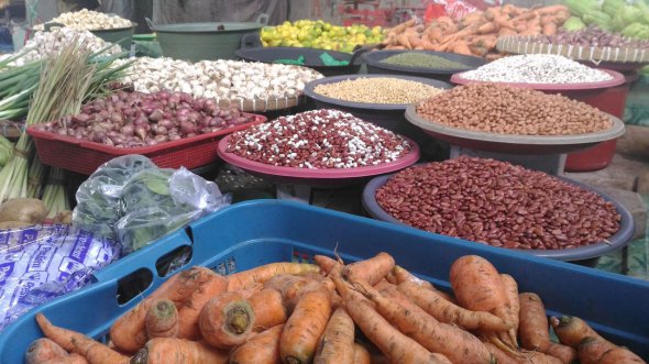На рынке острова Тімор продукты часто продают не в килограммах, а баночками или поштучно. К примеру, 3 - 4 морковки среднего размера стоят 5 тыс. рупий (10 грн). Столько же обойдутся 5-6 средних помидор. 