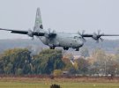 Военно-транспортные C-130J Super Hercules и C-17 Globemaster III сделали несколько десятков рейсов, чтобы доставить снаряжение и оборудование до тягачей, заправщиков, генераторов и систем жизнеобеспечения