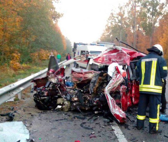 Поблизу села Поташня Бородянського району на Київщині  зіткнулися легковий автомобіль Volkswagen та вантажівка  Scania. Внаслідок удару загинуло 3 людей