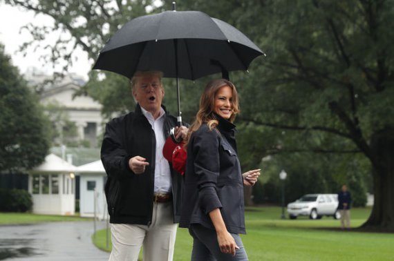 Дональда Трампа и первую леди сфотографувалии возле Белого дома