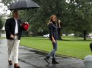 Дональда Трампа и первую леди сфотографувалии возле Белого дома