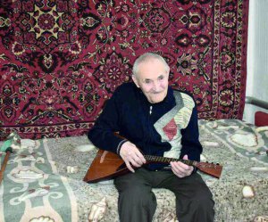 Федір Іщенко сидить у себе в хаті. До 70 років працював комбайнером