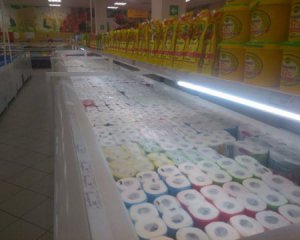 Рулони туалетного паперу виставили у холодильниках супермаркету в окупованій Євпаторії. Зверху на полицях розмістили десятки упаковок однакового майонезу