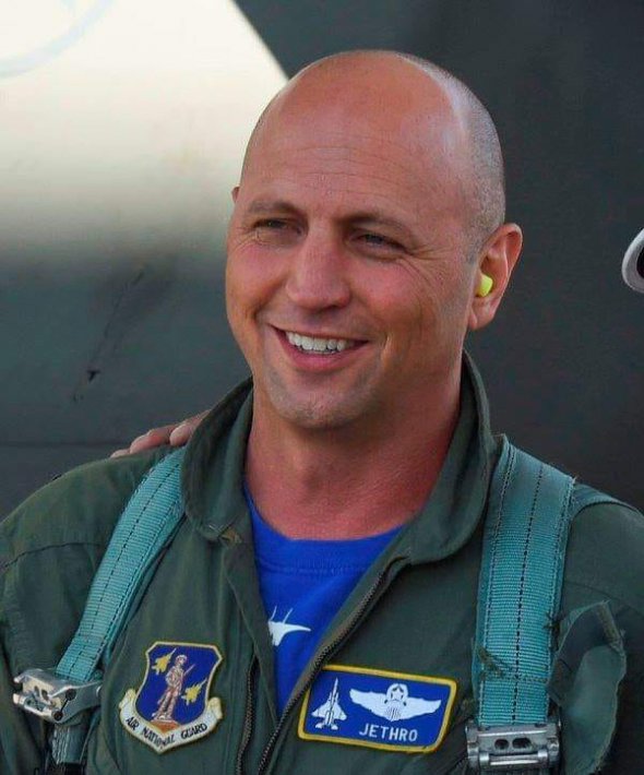 Сет Нерінг на прізвисько "Джетро" був пілотом 144-ї бойової ескадрильї Каліфорнійської повітряної національної гвардії