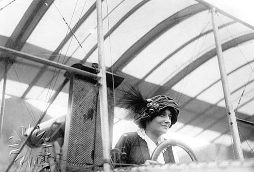У 1913-1914 роках де Ларош роз'їжджала з "літаючим цирком" по Європі, виступала в Каїрі і Санкт-Петербурзі. Фото: viromiro