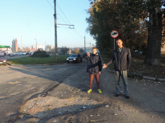 Александр Проценко с сыном Юрием взялся самостоятельно ремонтировать выбоины на улице Смаглия