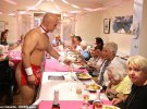 В доме престарелых обнаженные официанты устроили вечеринку