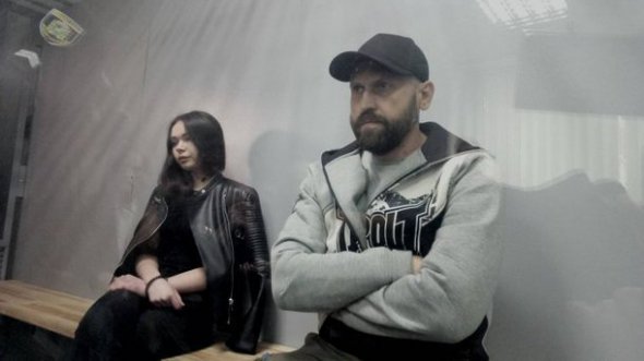 Олена Зайцева свою провину визнала одразу. Геннадій Дронов наполягає - правил дорожнього руху не порушував. А опинився не в тому місці, не в той час