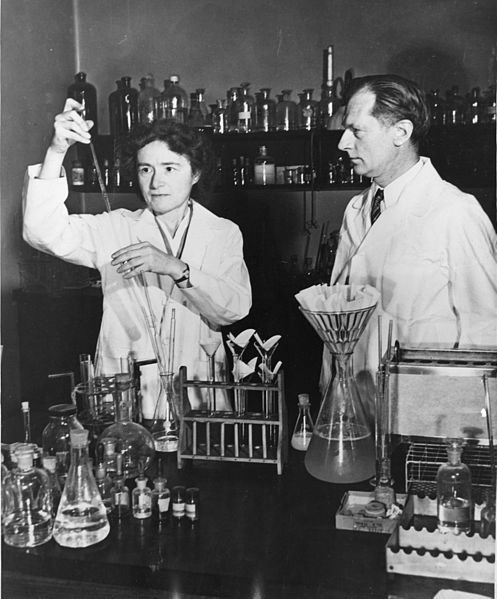 Герта і Карл Корі в лабораторії. Фото: Wikimedia Commons