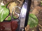 У Вінниці патрульні зупинили для перевірки документів чоловіка, який їхав велосипедом у рукавичках.  Той одразу ж дістав пістолет Макарова й двічі вистрелив в екіпаж