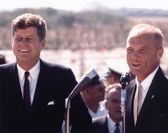 У грудні 1962 році Роберт Кеннеді запропонував Гленну виставити власну кандидатуру на праймеріз Демократичної партії проти чинного сенатора від Огайо Стівена Янга. Фото: Knowledge Bank