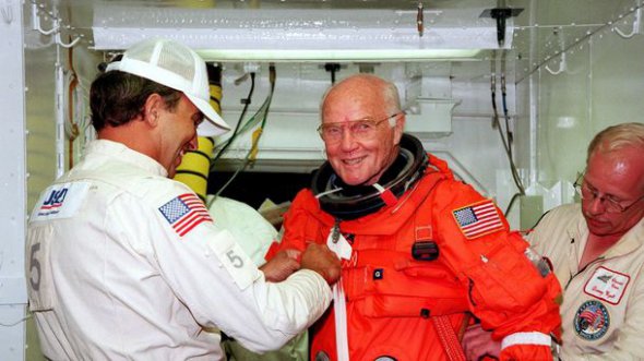На время второго космического полета Гленну исполнилось 77 лет. Фото: NASA