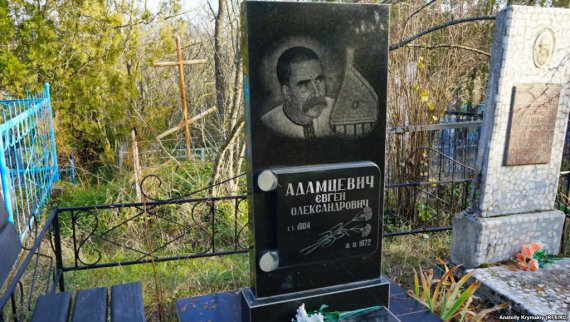 На кладбище села Холмовка Бахчисарайского района похоронен Евгений Адамцевич (1903-1972) – слепой бандурист, виртуозный исполнитель украинских народных исторических песен, автор знаменитого "Запорожского марша"