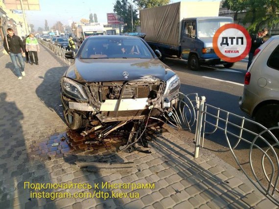 В Подольском районе Киева в результате серьезной аварии пострадали сразу пять автомобилей