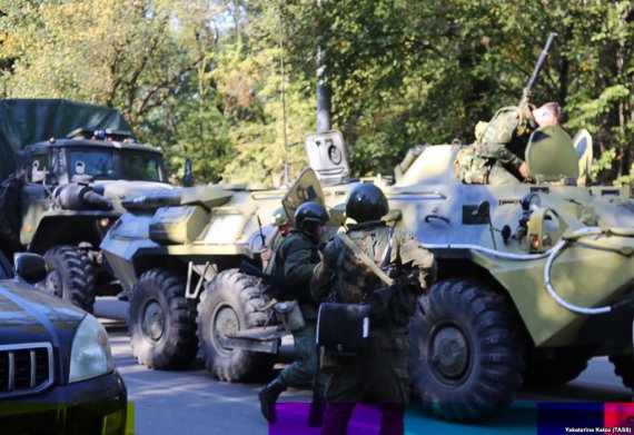 Вблизи колледжа оккупированной Керчи почтили память погибших людей во время теракта.