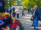 Поблизу коледжу окупованої Керчі вшановують пам'ять загиблих людей під час теракту.