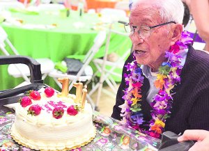 Американець 111-річний Генрі Ценг відсвяткував день народження у липні. Секретом довголіття вважає фізичні вправи і позитивний погляд на життя