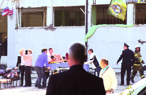 Медики вивозять пораненого чоловіка з політехнічного коледжу в окупованій Керчі. 17 жовтня в навчальному закладі влаштували теракт, 21 людина загинула, 43 поранені